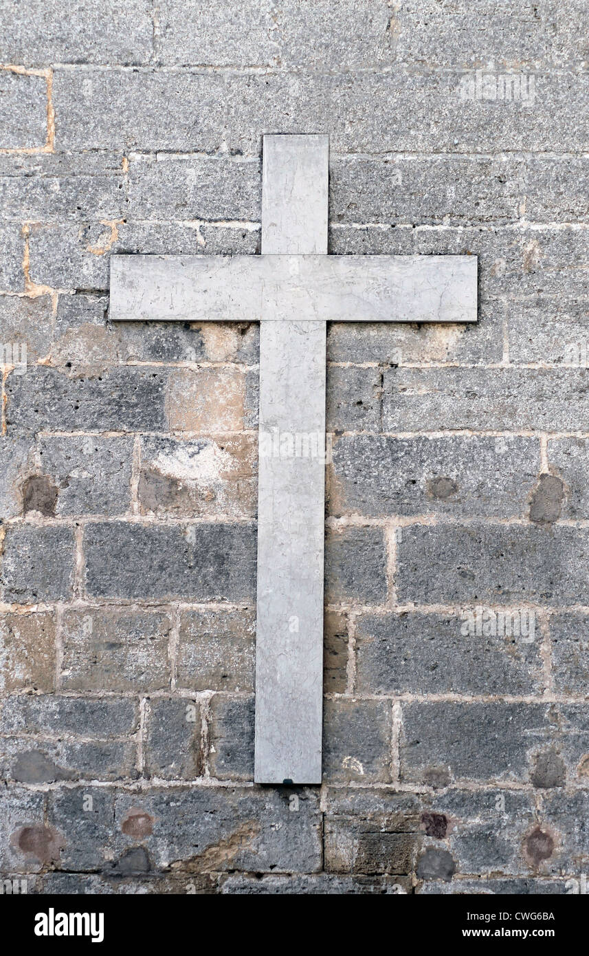 Alten religiösen Marmorkreuz an grau oder graue Wand. Stockfoto