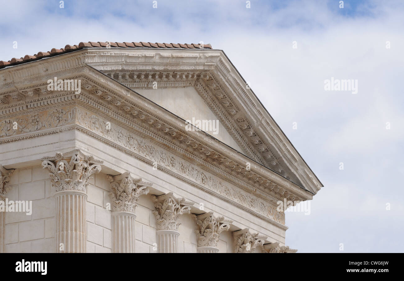 Detail des Maison Carree römischer Tempel bekannt als das Quadrat-Haus zeigt die Tympanon und korinthischen Kapitellen in Nimes, Frankreich Stockfoto