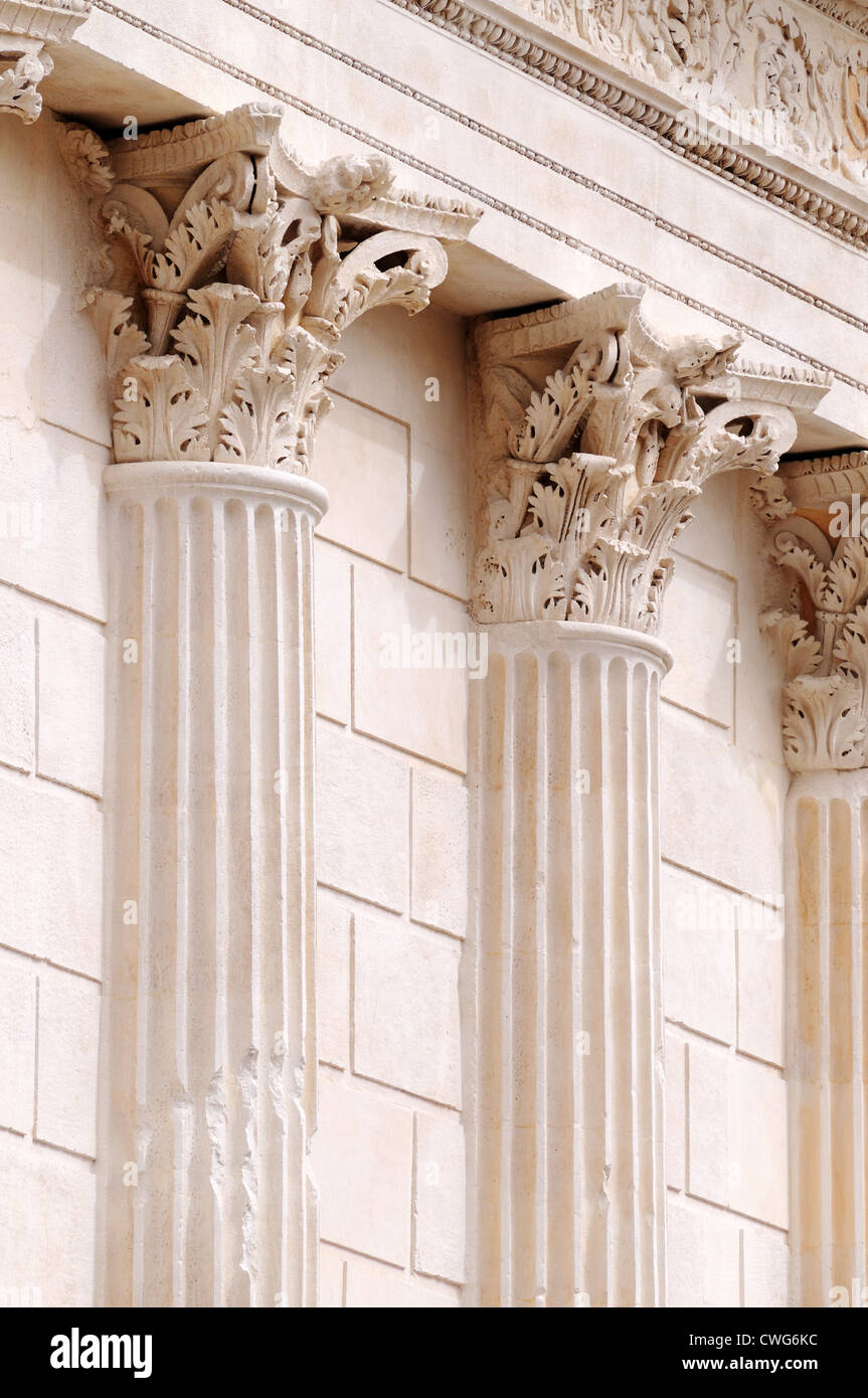 Detail des Maison Carree römischer Tempel bekannt als das Quadrat-Haus zeigt den korinthischen Kapitellen in Nimes, Frankreich Stockfoto