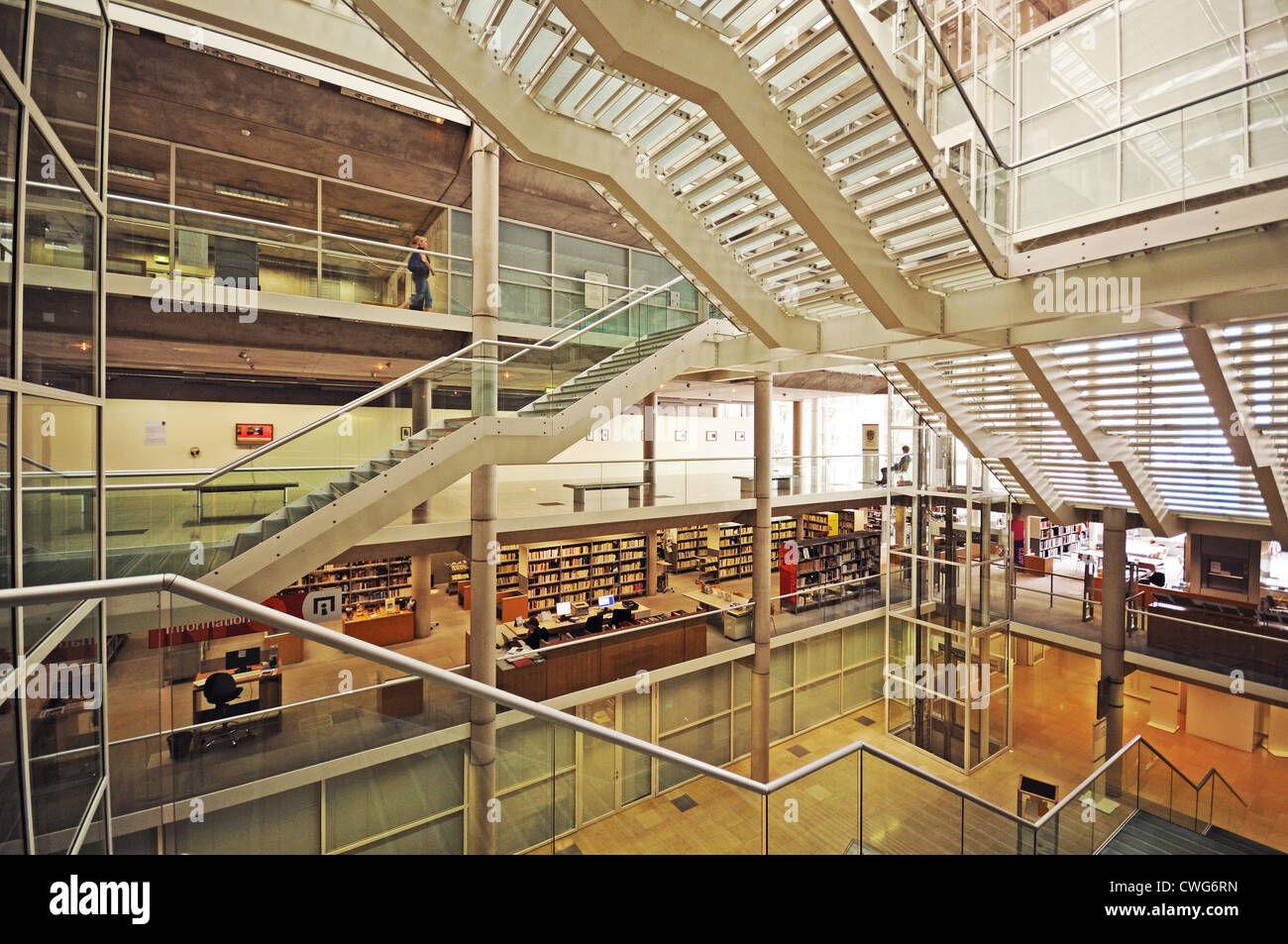 Innen-Carrée d ' Art Media-Bibliothek und Museum für zeitgenössische Kunst, entworfen von Briten Architekt Norman Foster in Nimes, Frankreich Stockfoto