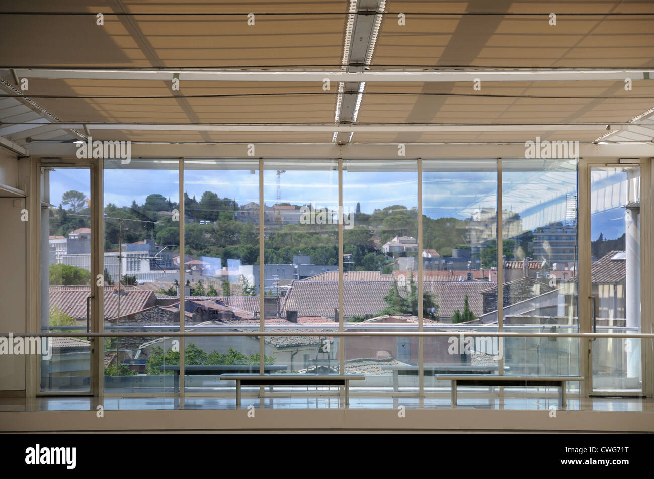 Blick vom Carrée d ' Art Media-Bibliothek und Museum für zeitgenössische Kunst, entworfen vom britischen Architekten Norman in Nimes, Frankreich Stockfoto