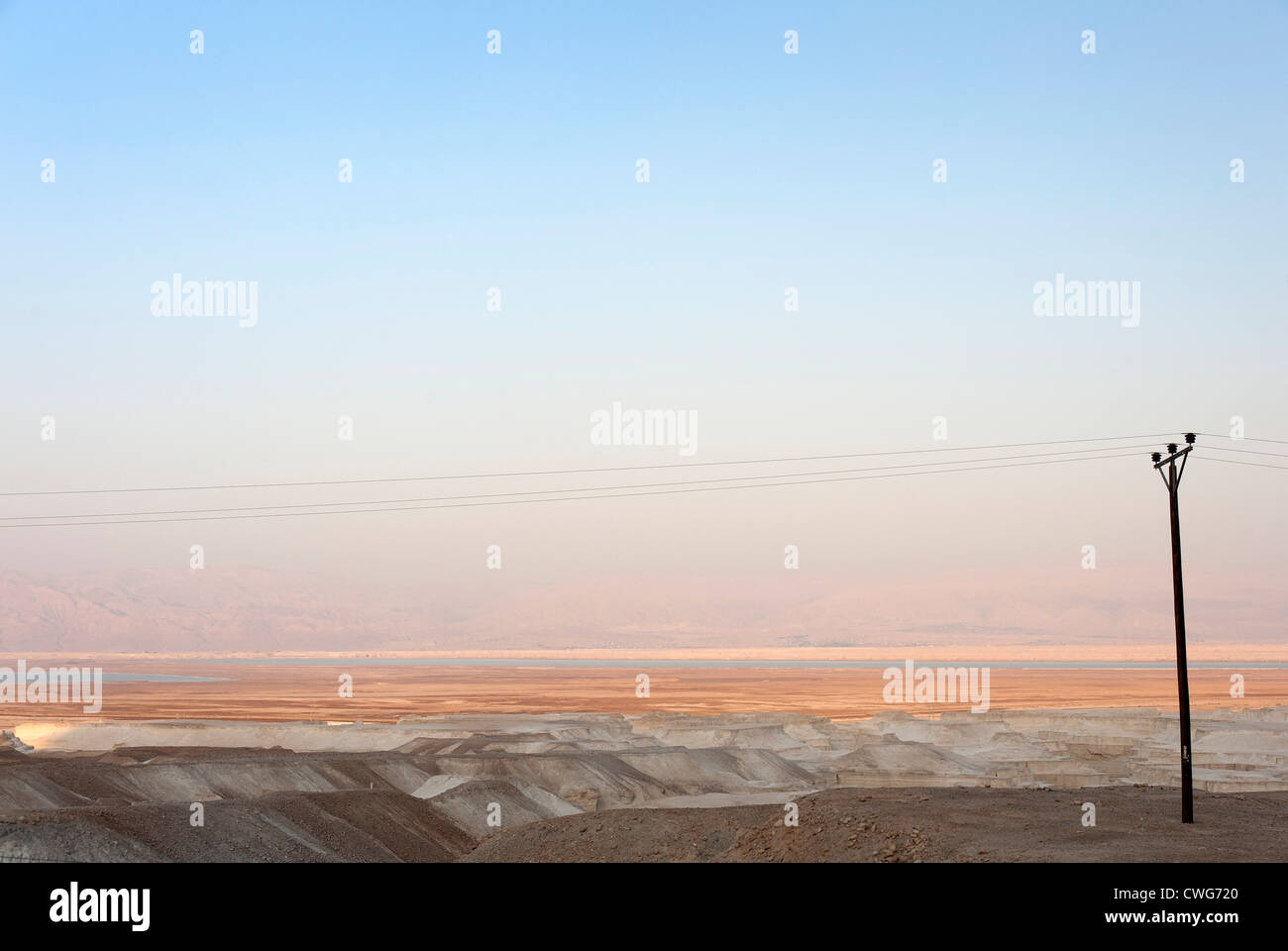 Ein Blick auf die Wüste, das Tote Meer und die Berge von Jordanien in der Ferne. Stockfoto