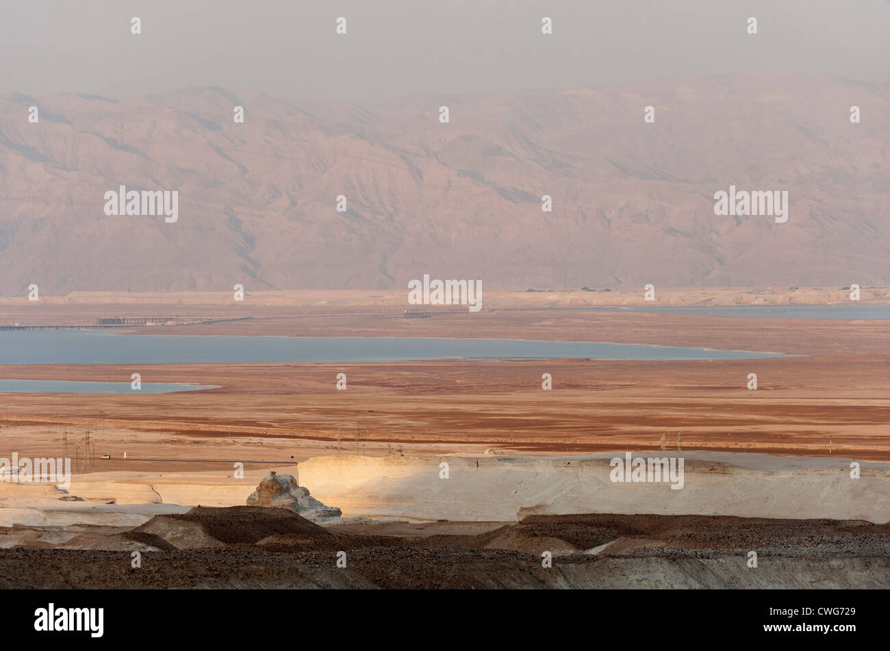 Ein Blick auf die Wüste, das Tote Meer und die Berge von Jordanien in der Ferne. Stockfoto