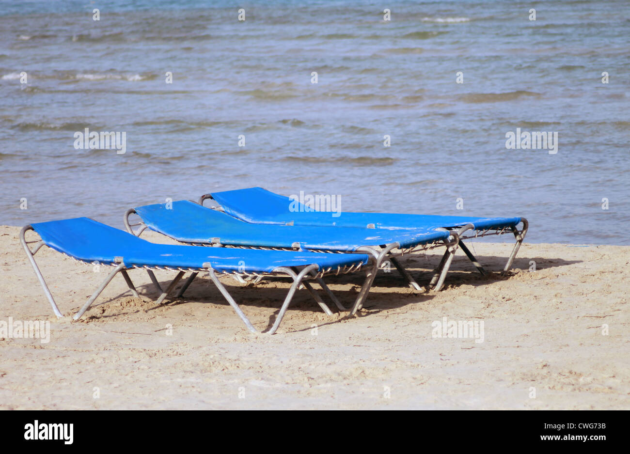 Liegestühle oder liegen am Sandstrand, Sommer-Urlaub-Szene. Stockfoto
