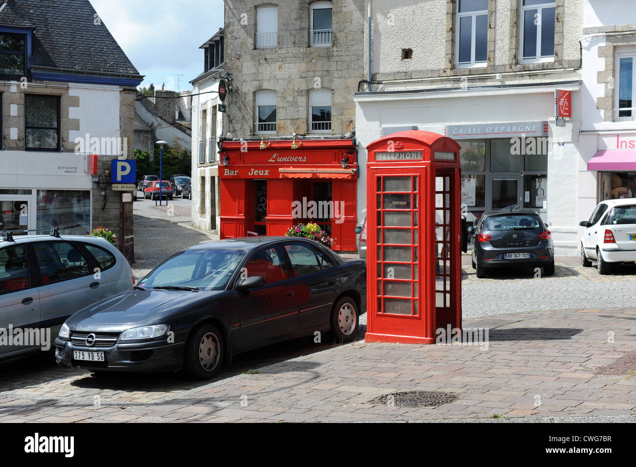 Britische rote Telefon box in Locminé im Departement Morbihan der Region Bretagne im Nordwesten Frankreichs. Stockfoto