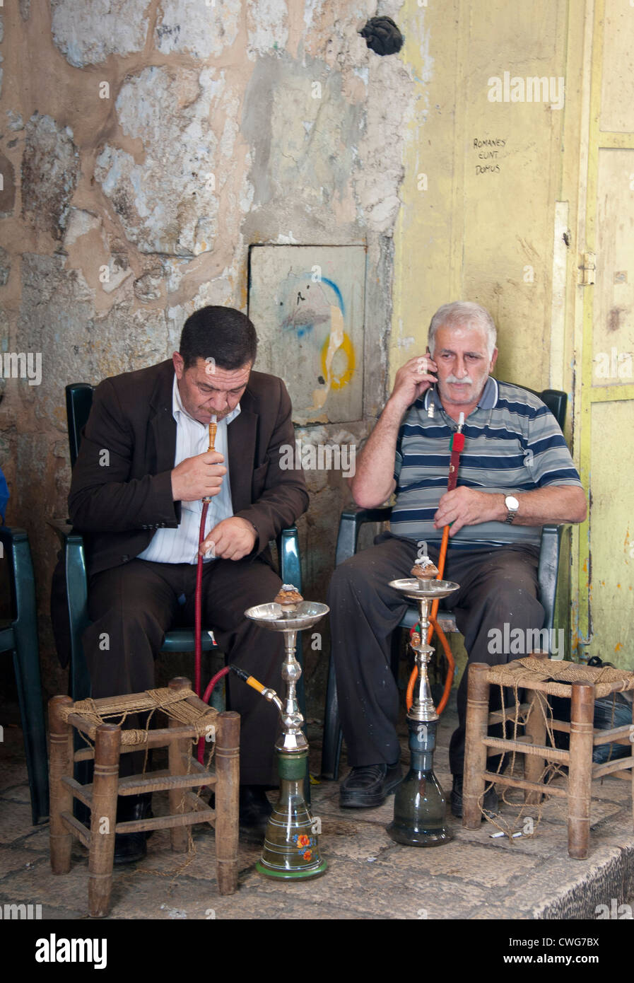 Zwei trafen sitzen und entspannen und Rauchen Shisha und Wasserpfeifen in einem der vielen Cafés der Altstadt in Jerusalem, Israel. Stockfoto