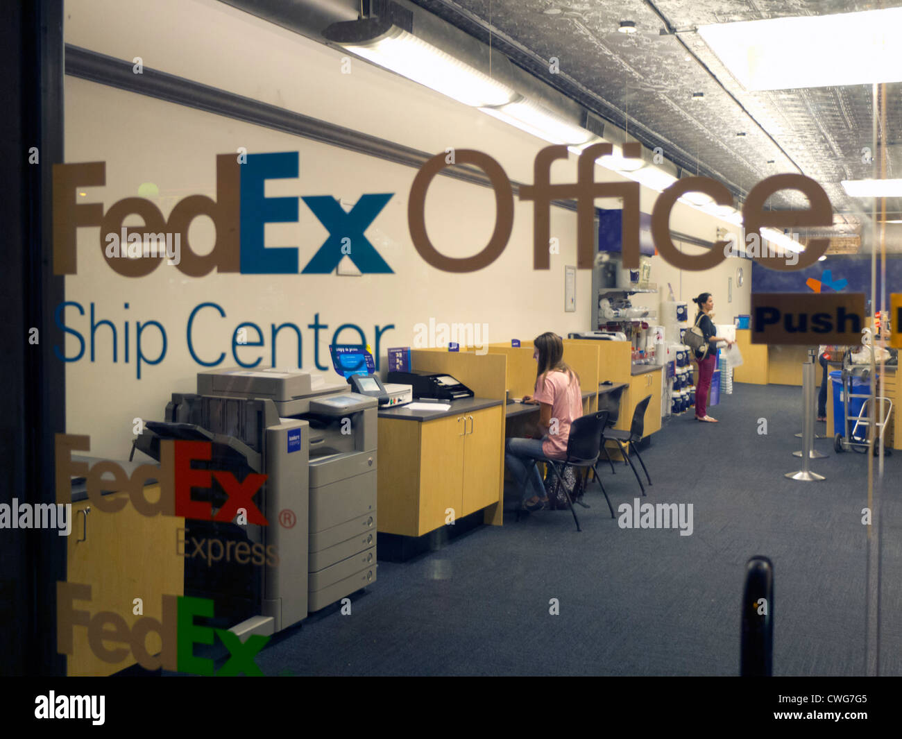 FedEx Office Center Shop versenden Stockfoto