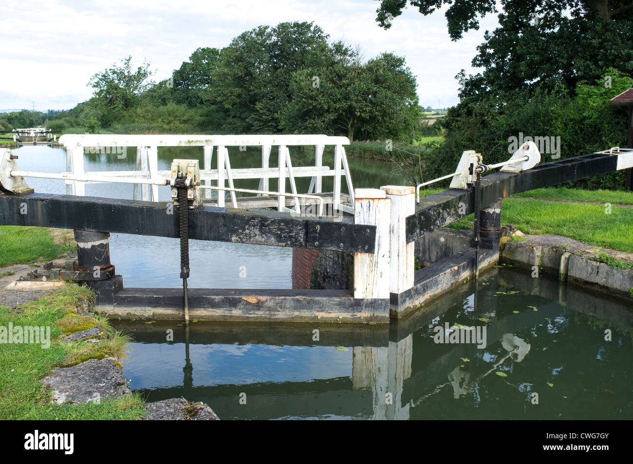 Sperren Sie Tore auf der Kennet und Avon Kanal in Wiltshire UK Stockfoto