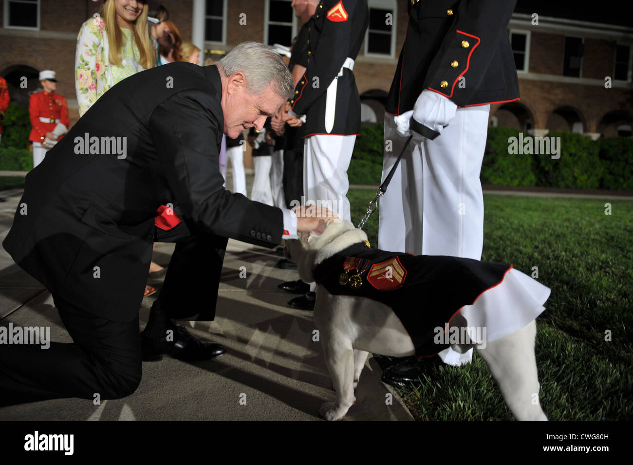 Secretary Of The Navy Ray Mabus grüßt uns Marine Barracks Washington Maskottchen CPL Chesty XIII nach der Parade 20. Mai 2011 in Washington, DC. Stockfoto