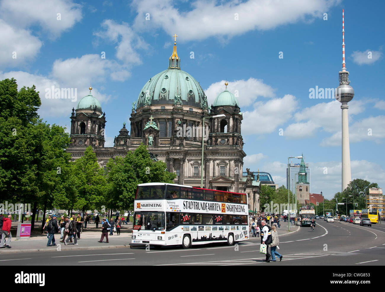 Der Berliner Dom und die Space Needle, das mit einem Berlin City Tour Bus vorbei, Berlin, Deutschland. Stockfoto