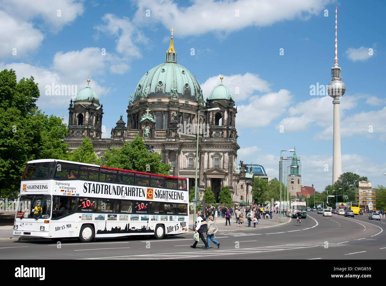 Der Berliner Dom und die Space Needle, das mit einem Berlin City Tour Bus vorbei, Berlin, Deutschland. Stockfoto