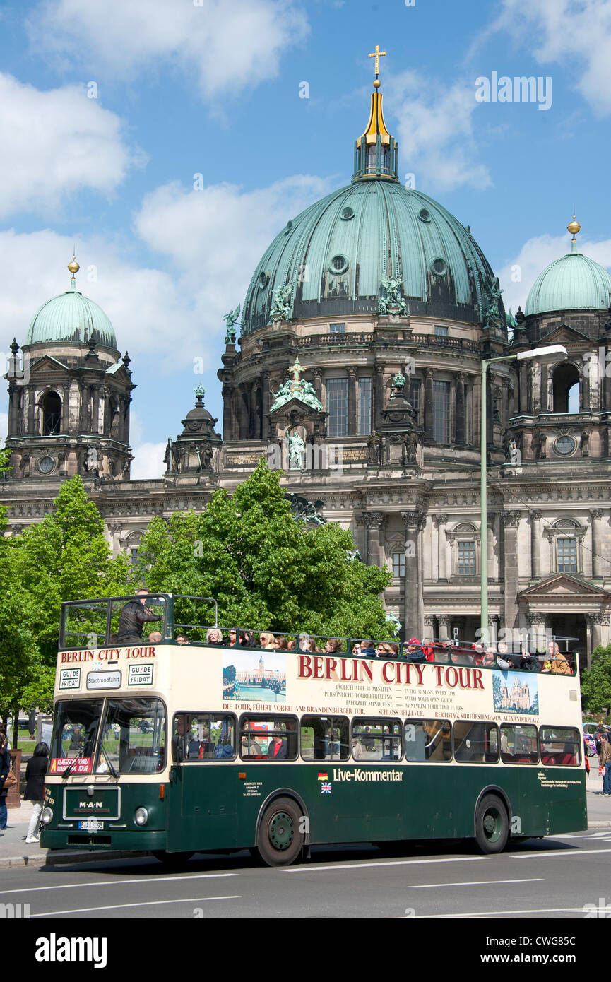 Der Berliner Dom mit einem Berlin City Tour Bus vorbei, Berlin, Deutschland. Stockfoto