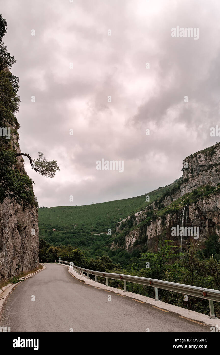 Straße zum Wasserfall von der Quelle des Flusses Ason in der Soba Tal, Kantabrien, Spanien, Europa Stockfoto