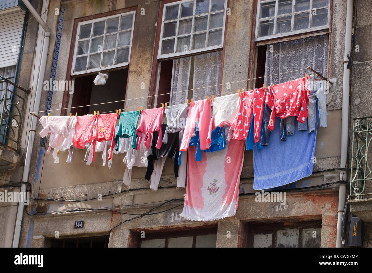 Straßenszene Ribeira Porto Portugal waschen trocknen Stockfoto