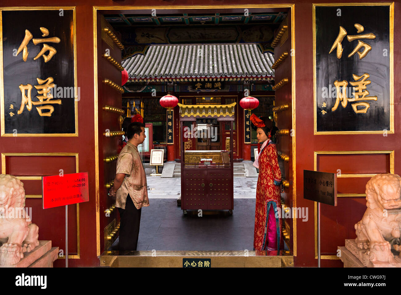 Gekleidet traditionellen Kostüm chinesischen Begleiter bei den Fangshan Imperial Restaurant willkommen Kunden im Beihai-Park in Beijin Stockfoto