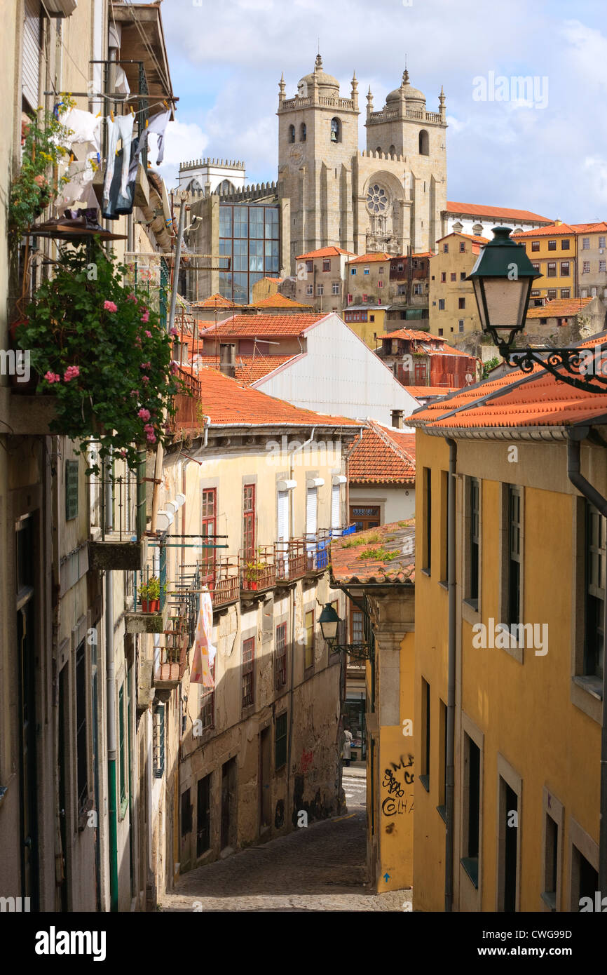 Straßenszene in Se Kathedrale Ribeira Porto Portugal Stockfoto