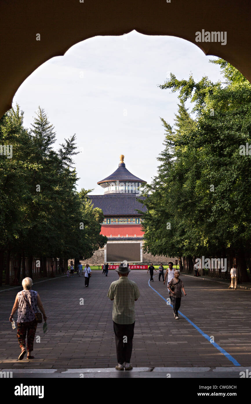 Ansicht des Tempel des Himmels aus dem Nordtor im Sommer in Peking, China Stockfoto
