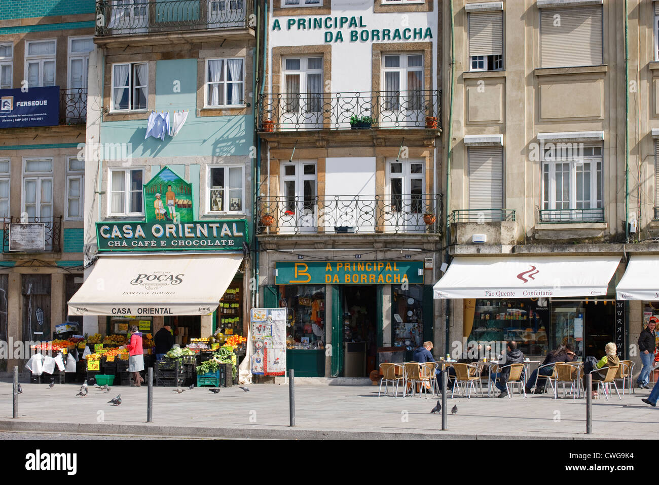 Straßenszene in der Nähe von Torre Dos Clerigos Porto Portugal Stockfoto