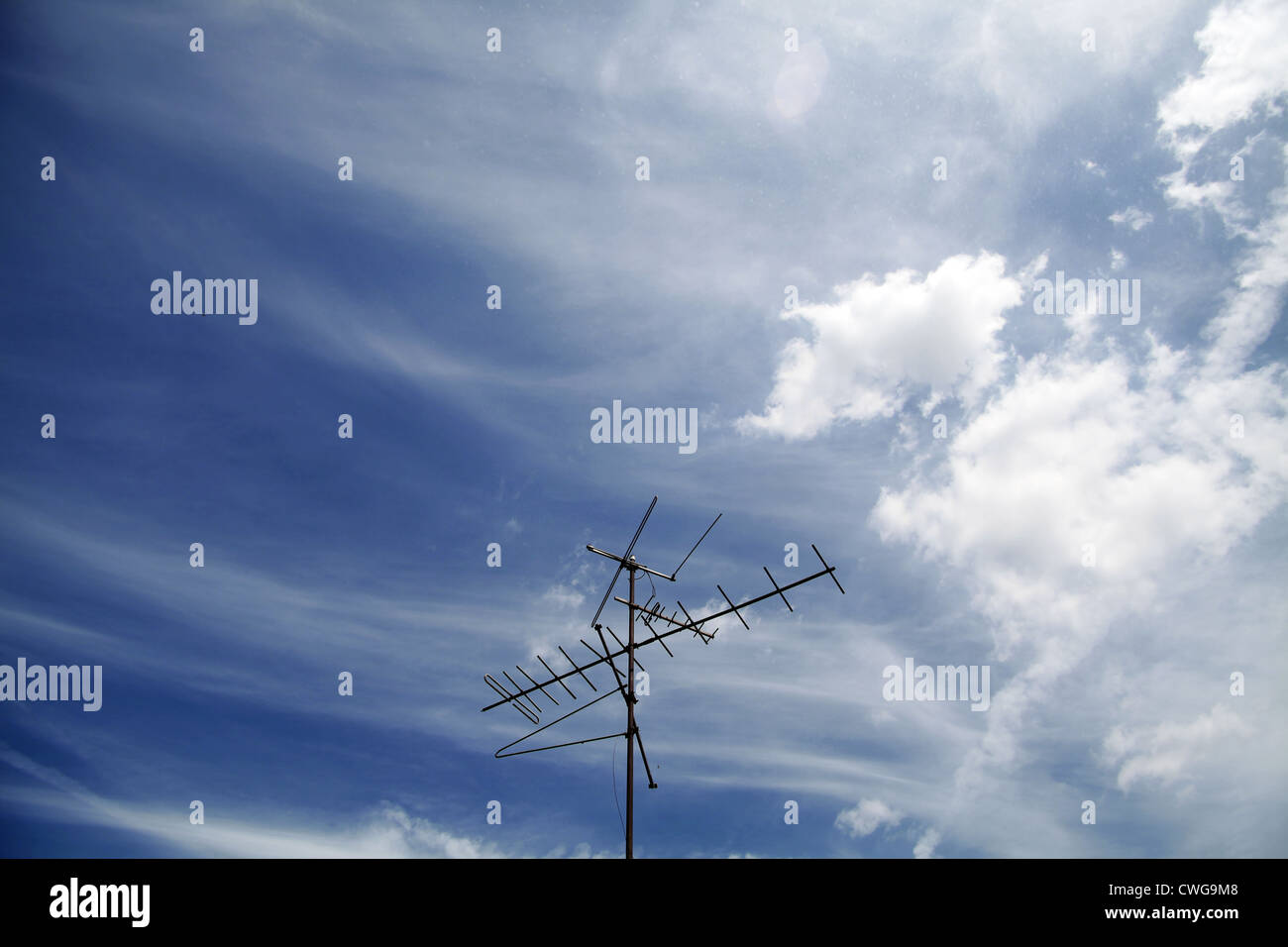 Farbfoto einer Antenne vor blauem Himmel Stockfoto