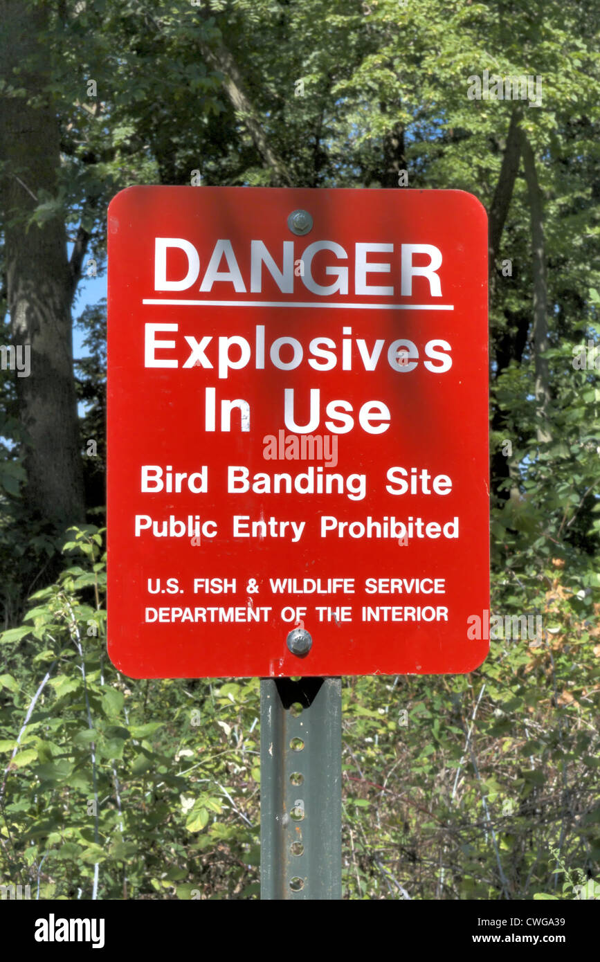 Gefahrenschild, Sprengstoff im Einsatz. US Fish and Wildlife Dept of Interior Bird Banding Area. Stockfoto