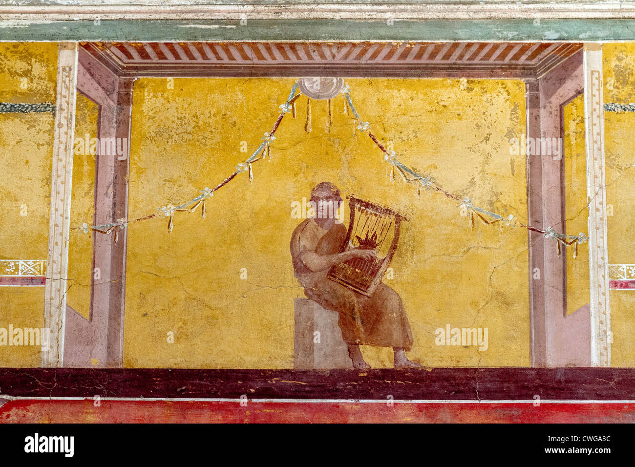 Fresken in der Villa di Poppaea an die römische Stätte von Oplontis, eine aristokratische Resort.  Dies zeigt ein Lyraspieler. Stockfoto