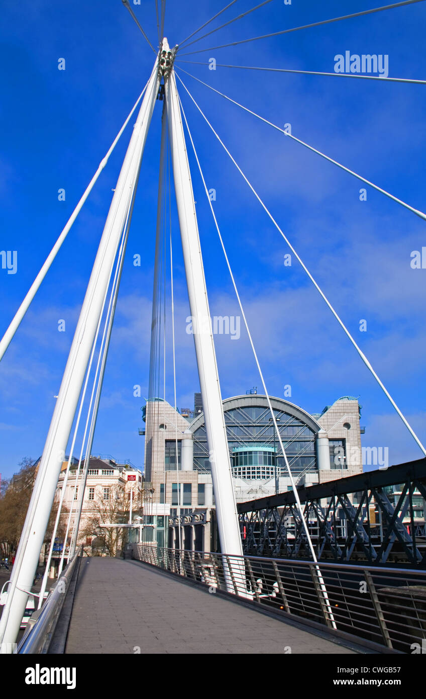 Hungerford Bridge über die Themse und Charing Cross Bahnhof, Zentral-London, England, UK Stockfoto