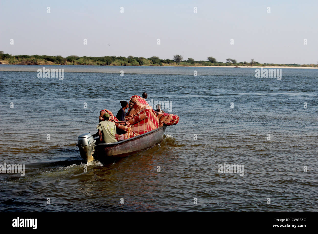 Suite mit 3 Stück wird über den Sambesi-Fluss, Mwandi, Sambia in der Nähe von Livingstone transportiert. Stockfoto