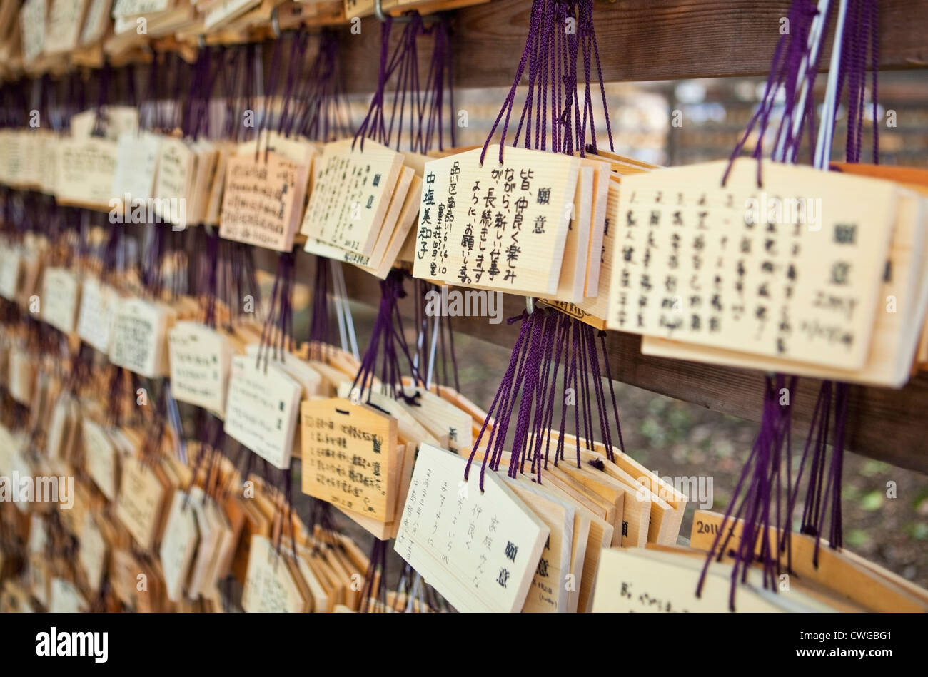 Gebet-Tabletten geschrieben von den Besuchern der Meiji-Jingu-Schrein, Tokyo, Japan Stockfoto