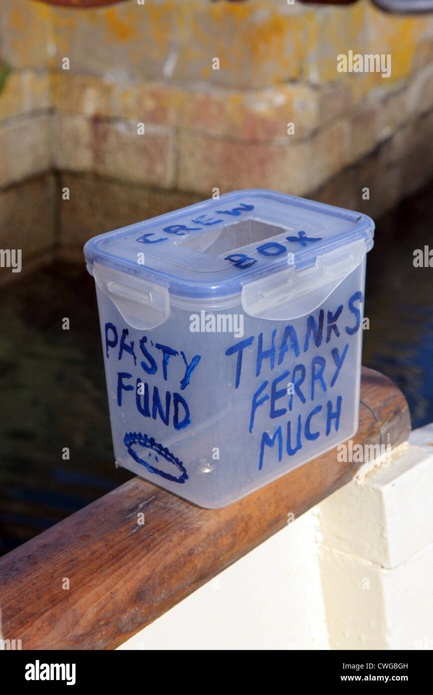 "Dank der Fähre" skurrile humorvolle Trinkgeld Service Tipp-Box auf Fähre, Falmouth, Cornwall, UK Stockfoto