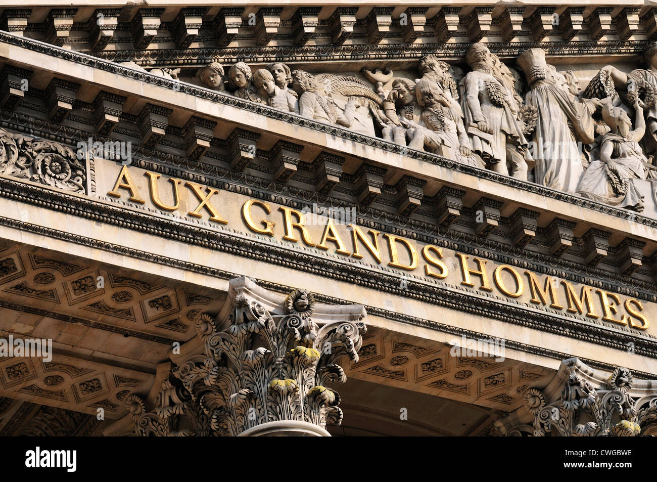 Paris, Frankreich. Das Pantheon (1790; Jacques-Germain Soufflot) Fassade Detail "Aux Grandes Hommes" Stockfoto