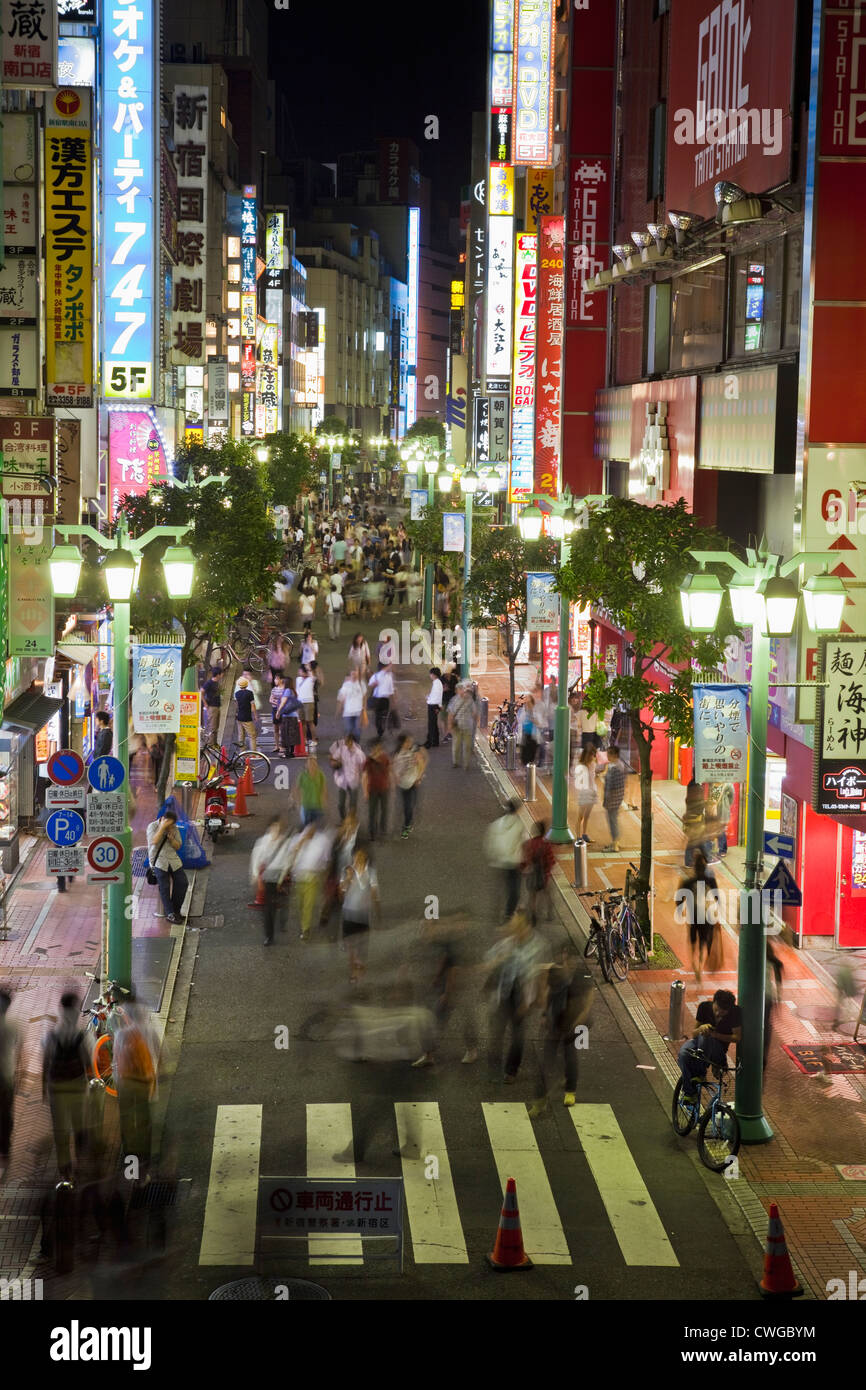 Shinjuku Straßenszene in der Nacht, Tokyo, Japan Stockfoto