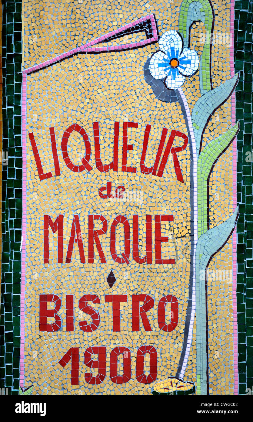 Paris, Frankreich. Cour du Commerce Sainte-Andr. Mosaik Fassade des Relais Odeon, Restaurant / Café Stockfoto
