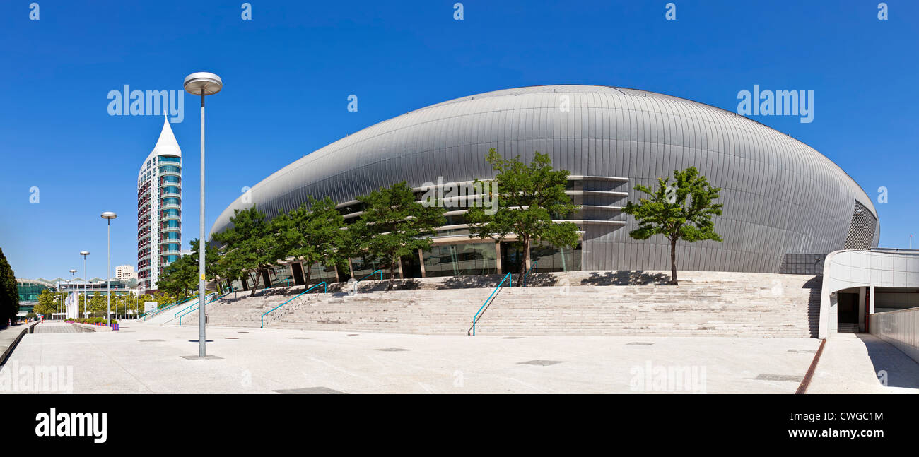 Atlantico Pavillon (Pavilhão Atlântico) AKA Altice oder MEO Arena im Park der Nationen (Parque das Nações), mit Sao Rafael Tower im Rücken. Lissabon, Portugal. Stockfoto