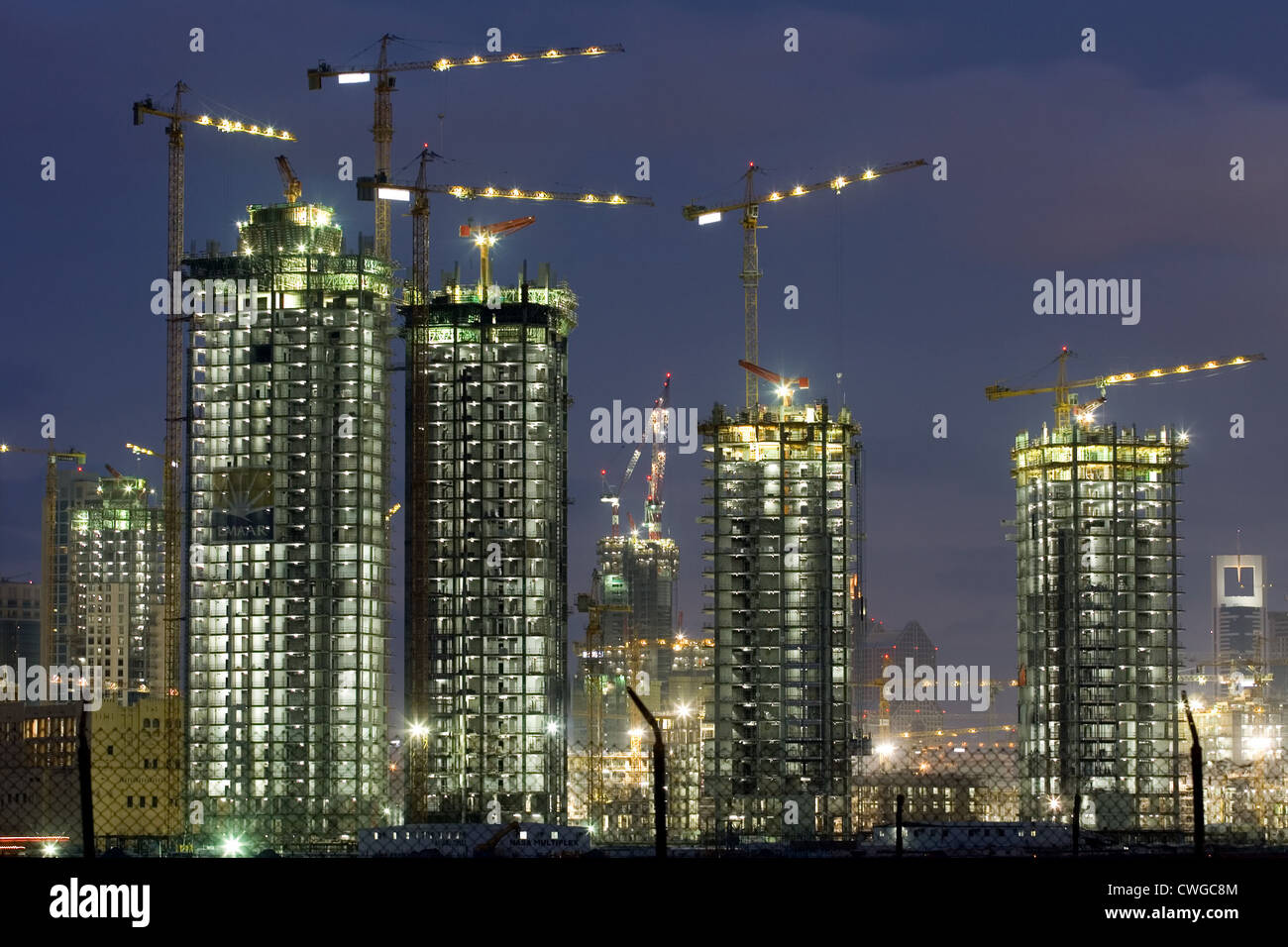 Dubai-Baustelle des neuen Stadtteils downtown im Abendlicht, Mitte hinten des Burj Dubai Tower im Bau Stockfoto