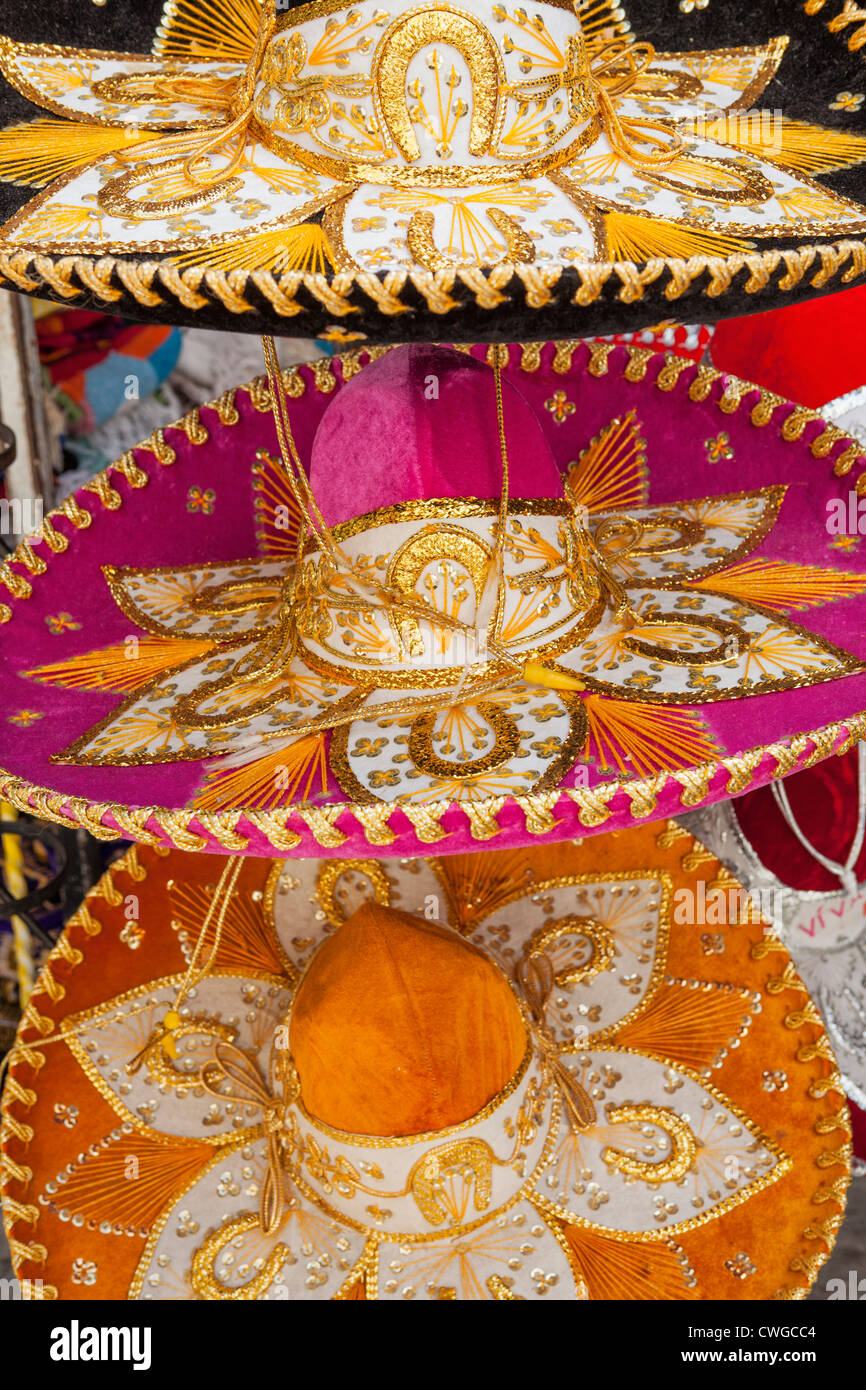 Bunte Sombreros zum Verkauf am Markt 28 (Mercado 28), Cancun, Halbinsel Yucatan, Quintana Roo, Mexiko Stockfoto