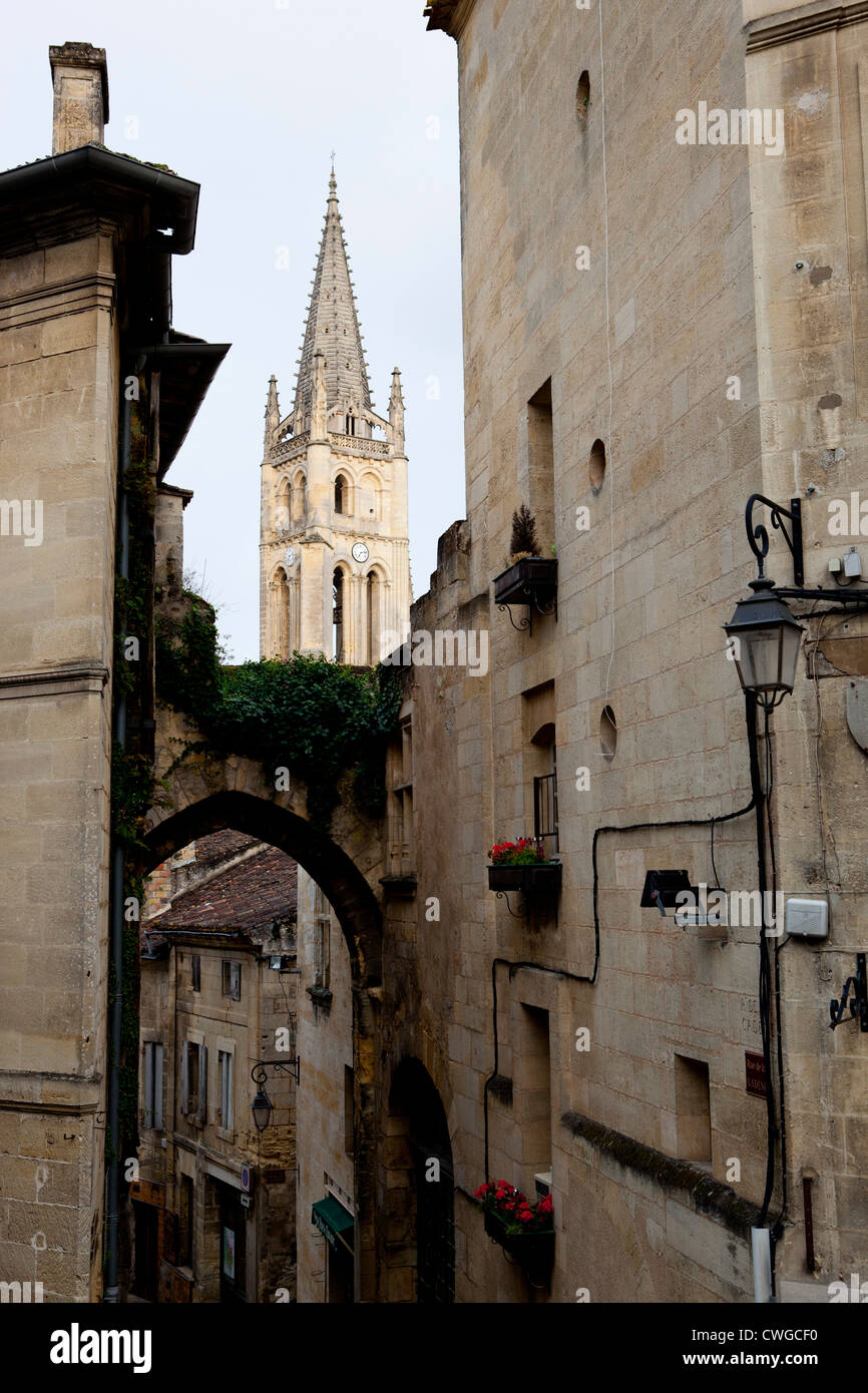 Saint Emilion Monolithic Kirche entnommen aus einer nahe gelegenen Straße in Saint Emilion, Südfrankreich Stockfoto