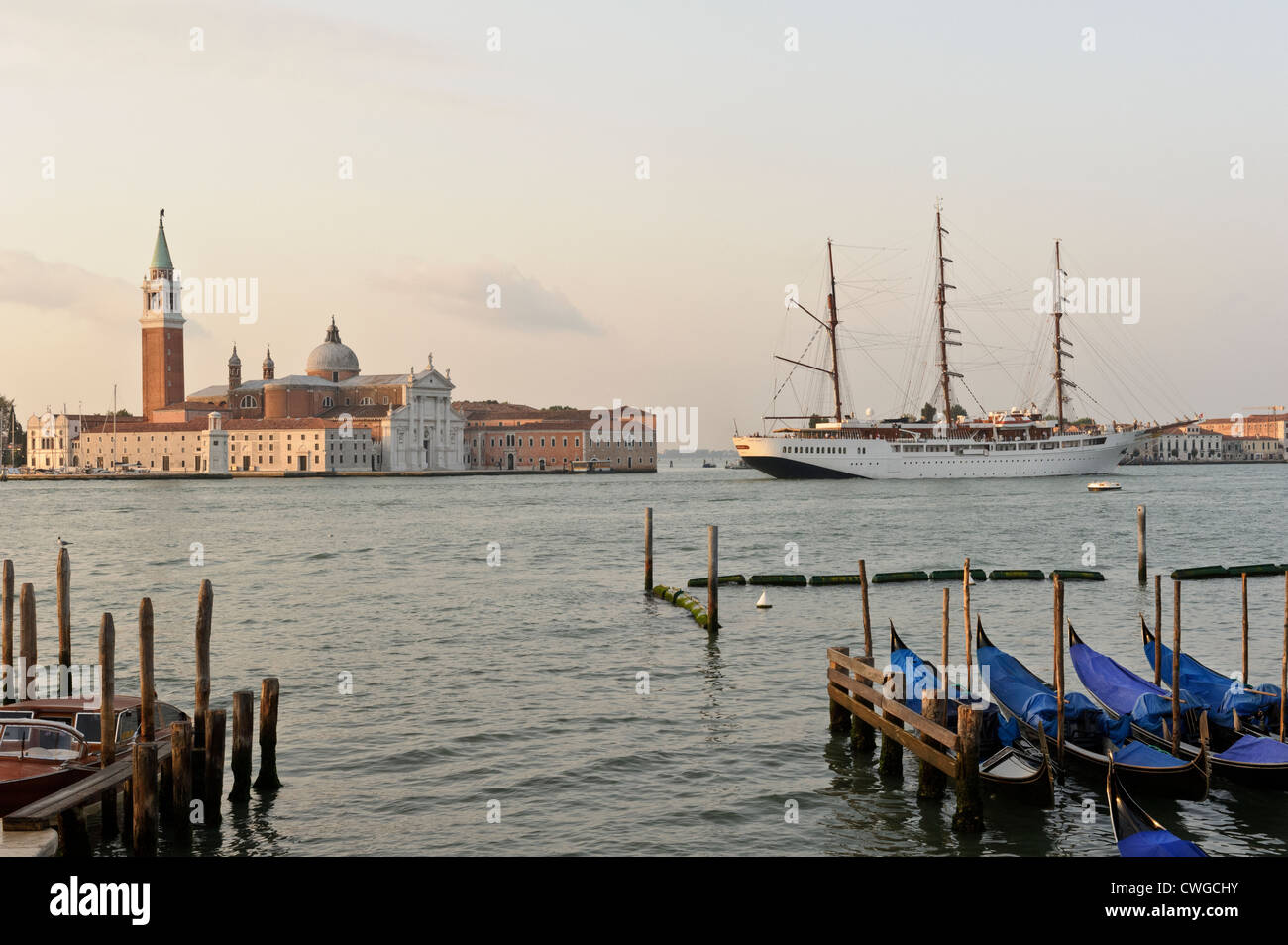 Segelschiff auf dem Canal Grande, Venedig, Italien. Stockfoto