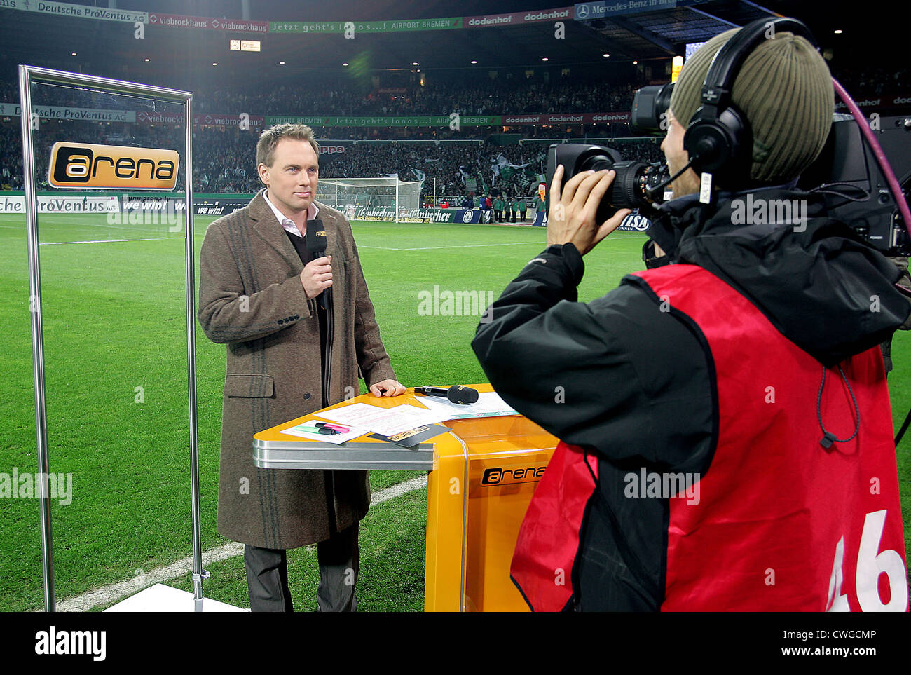 Moderator Steven Gätjen die TV-Arena, vor einem Bundesliga-Fußball-Spiel  Stockfotografie - Alamy