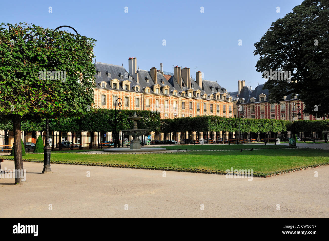 Paris, Frankreich. Place des Vosges (1606-1611) im Marais-Viertel Stockfoto