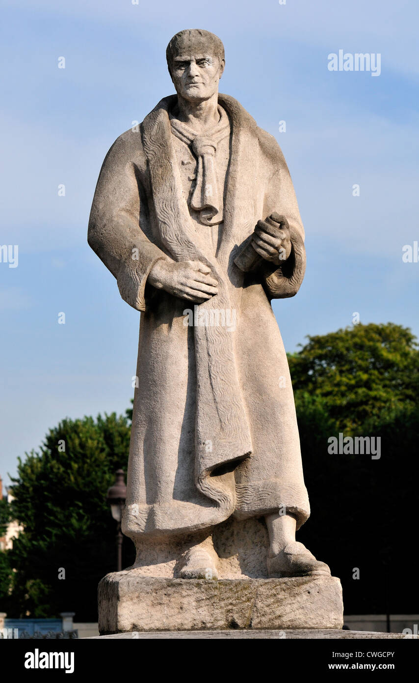 Paris, Frankreich. Statue von Jean-Jacques Rousseau (Philosoph, Schriftsteller) durch das Pantheon Stockfoto