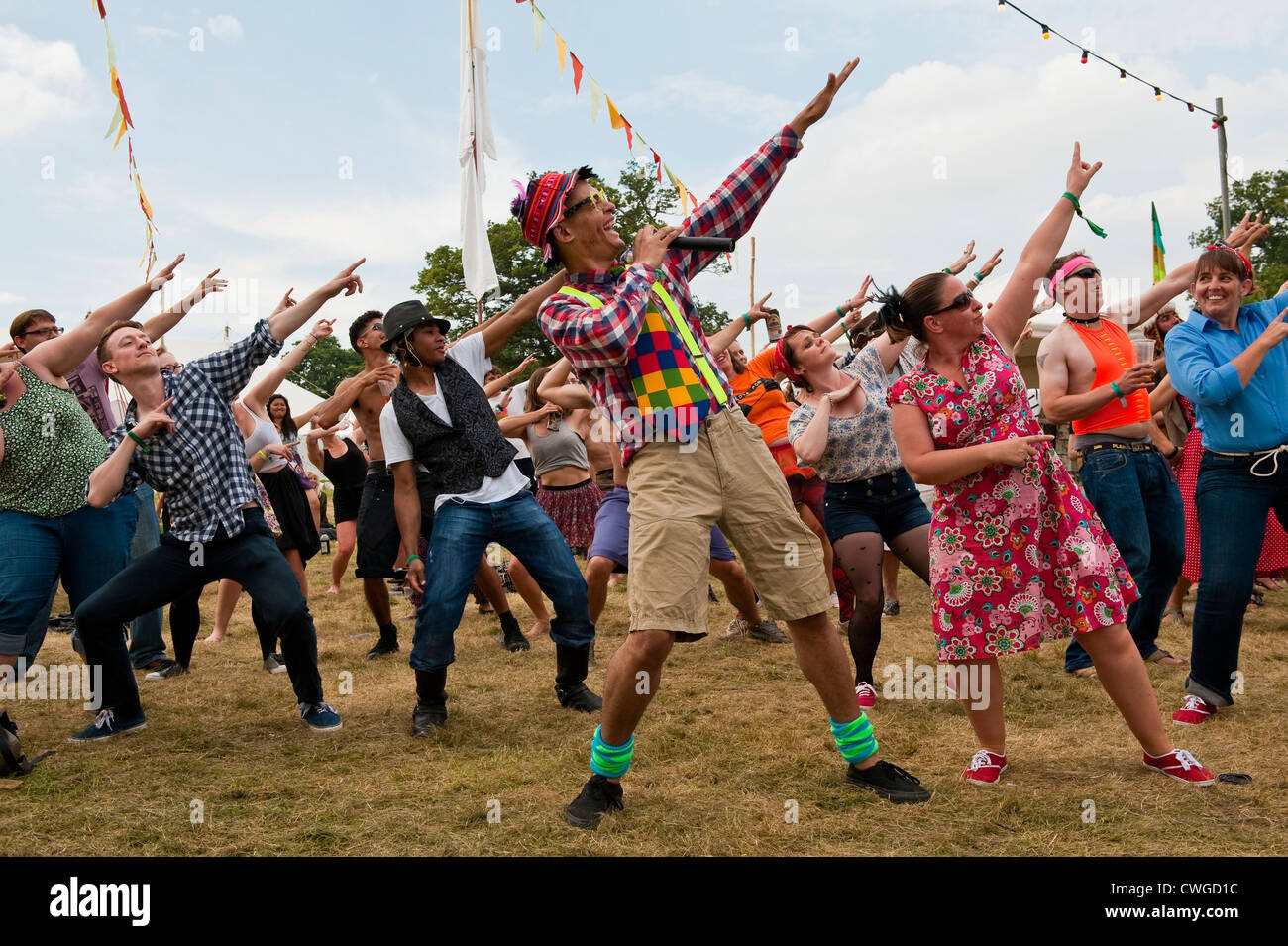 Kester Francis und Pippa Tooher von Swing Patrol leiten eine Swing-Tanzklasse beim Wilderness Music Festival in Cornbury, Oxfordshire, Großbritannien Stockfoto
