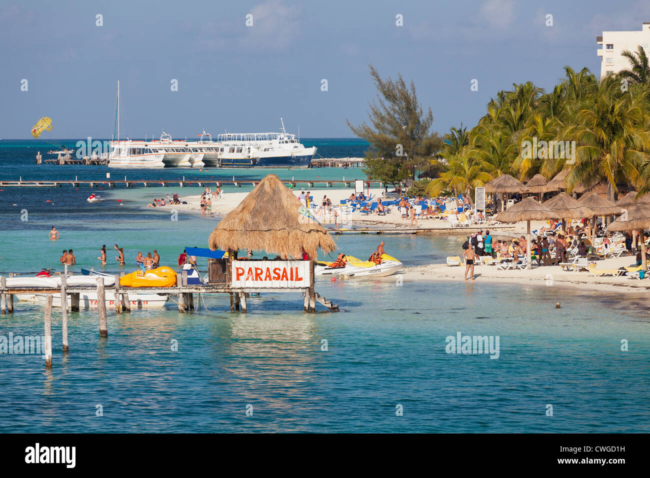 Überfüllten Strand Hotel Zone, Cancun, Halbinsel Yucatan, Quintana Roo, Mexiko Stockfoto
