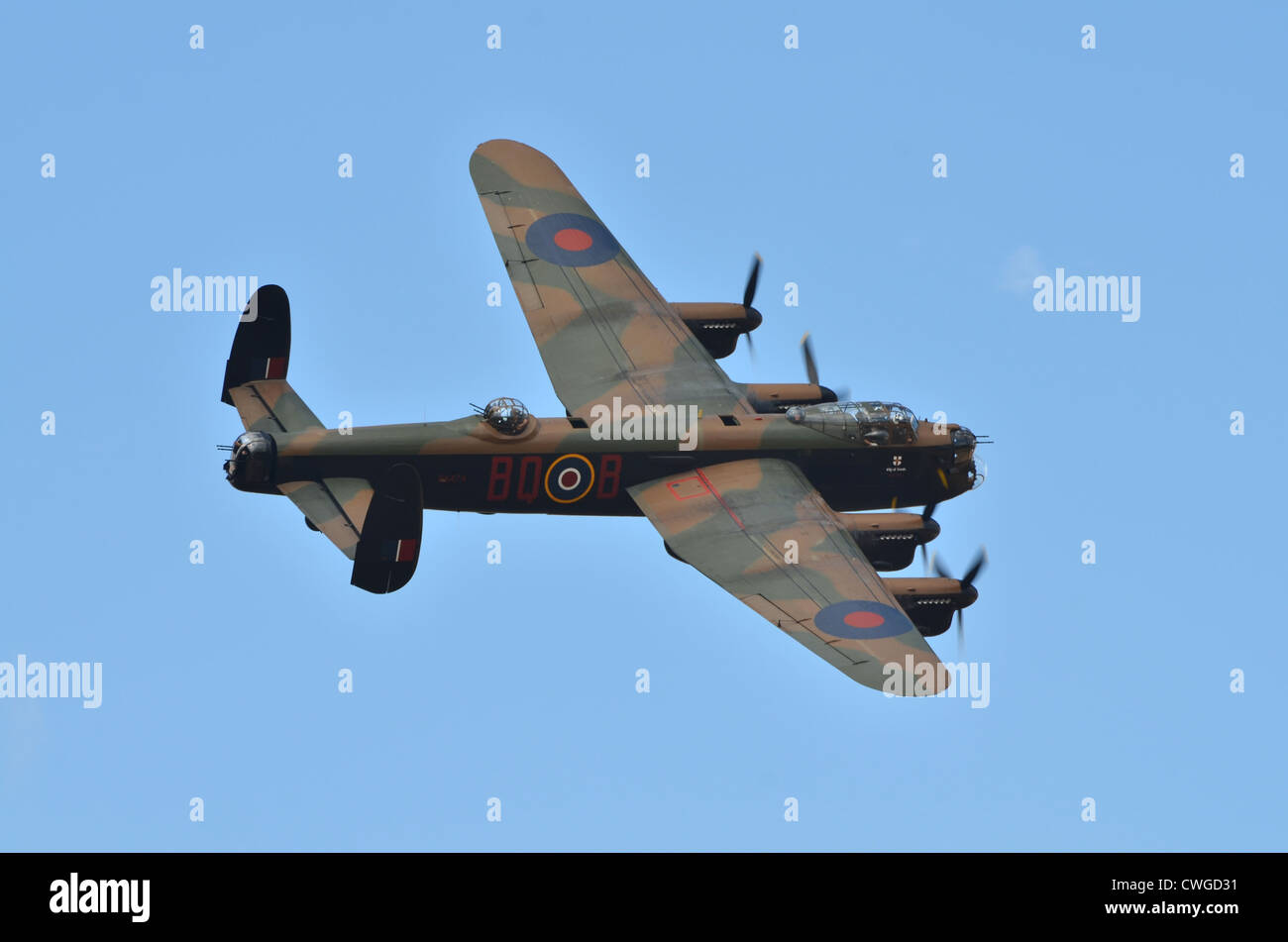 Avro Lancaster Bomber, Militärflugzeuge, während ein Vorbeiflug am kleinen Gransden Flugplatz getroffen. Stockfoto