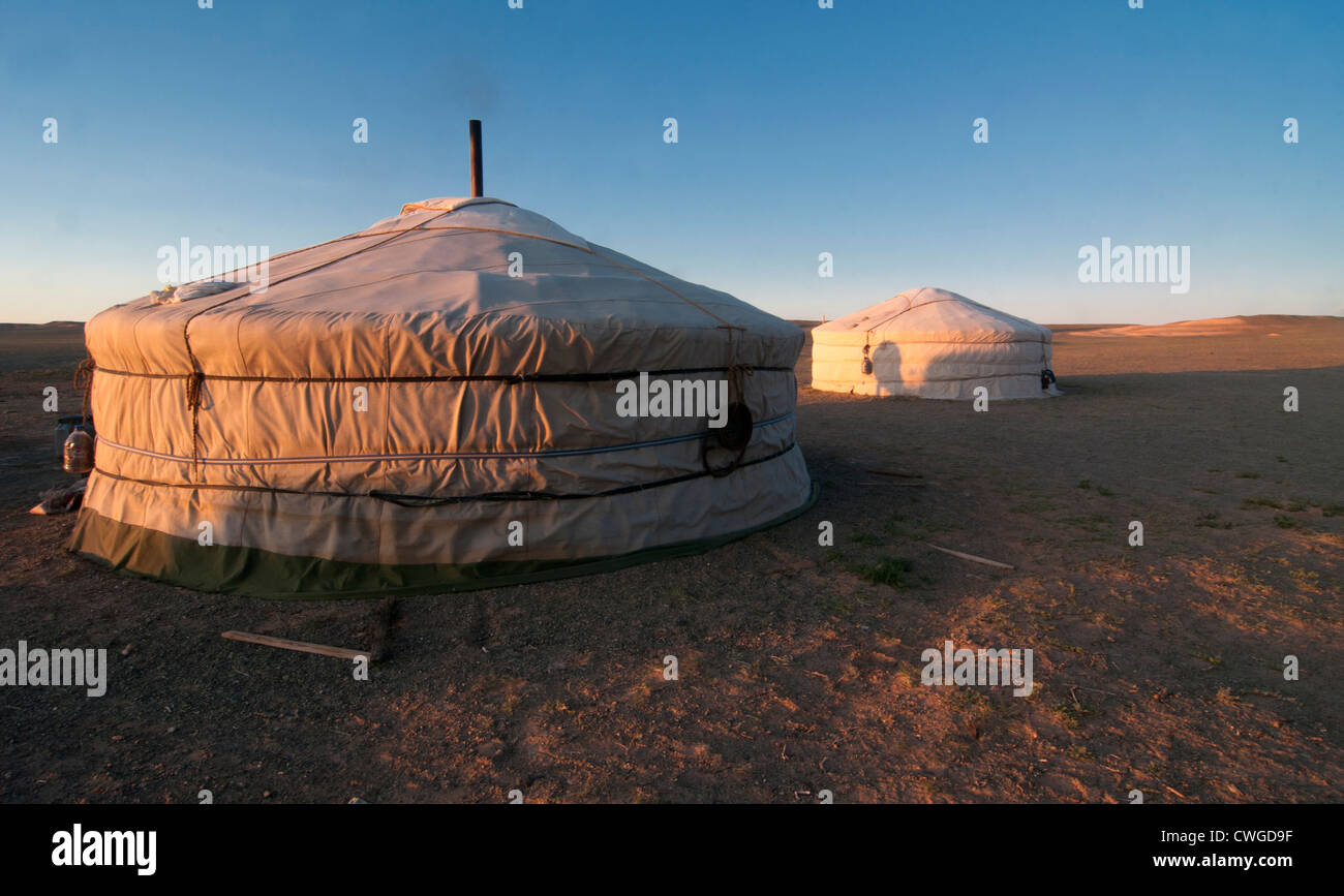 nomadische Gers bei Sonnenaufgang in der Wüste Gobi in der Mongolei Stockfoto