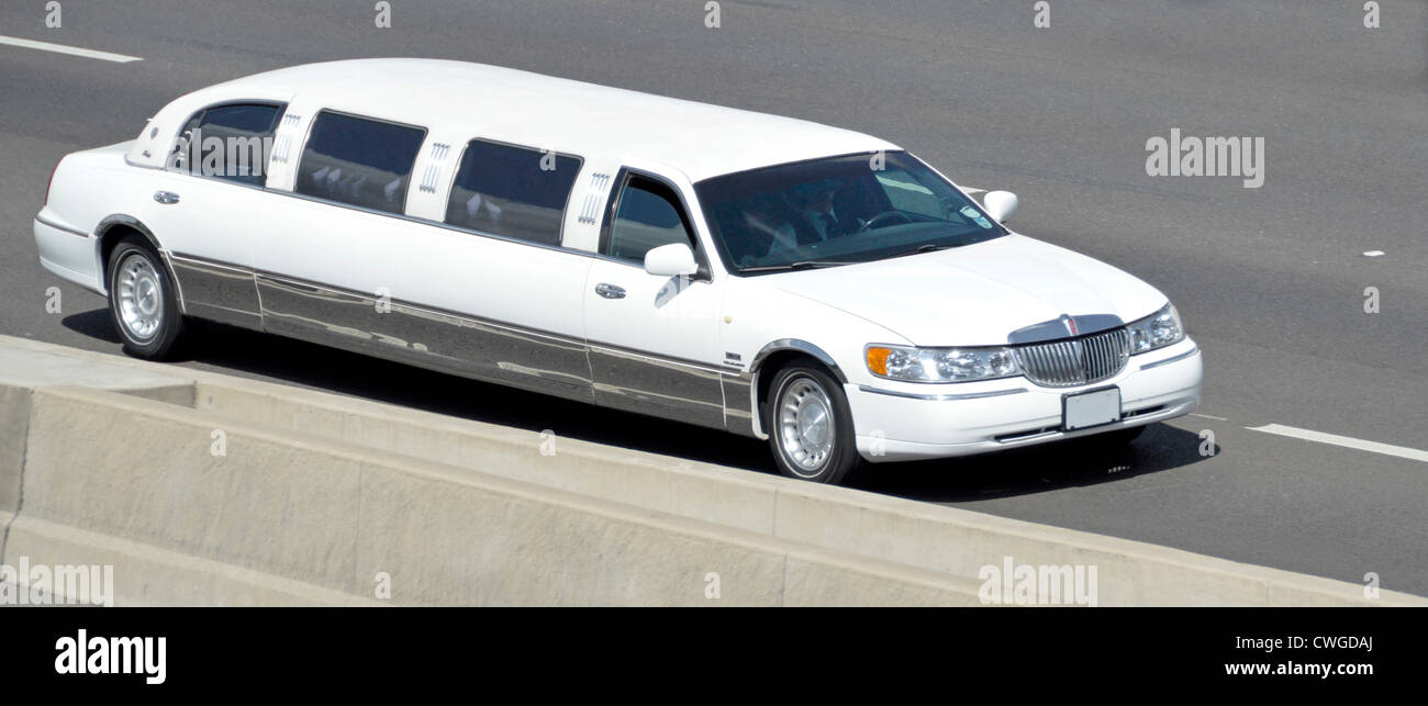 Weiße Stretch-Limousine mit Geschwindigkeit auf der Autobahn (verdeckt Nummernschild) Stockfoto