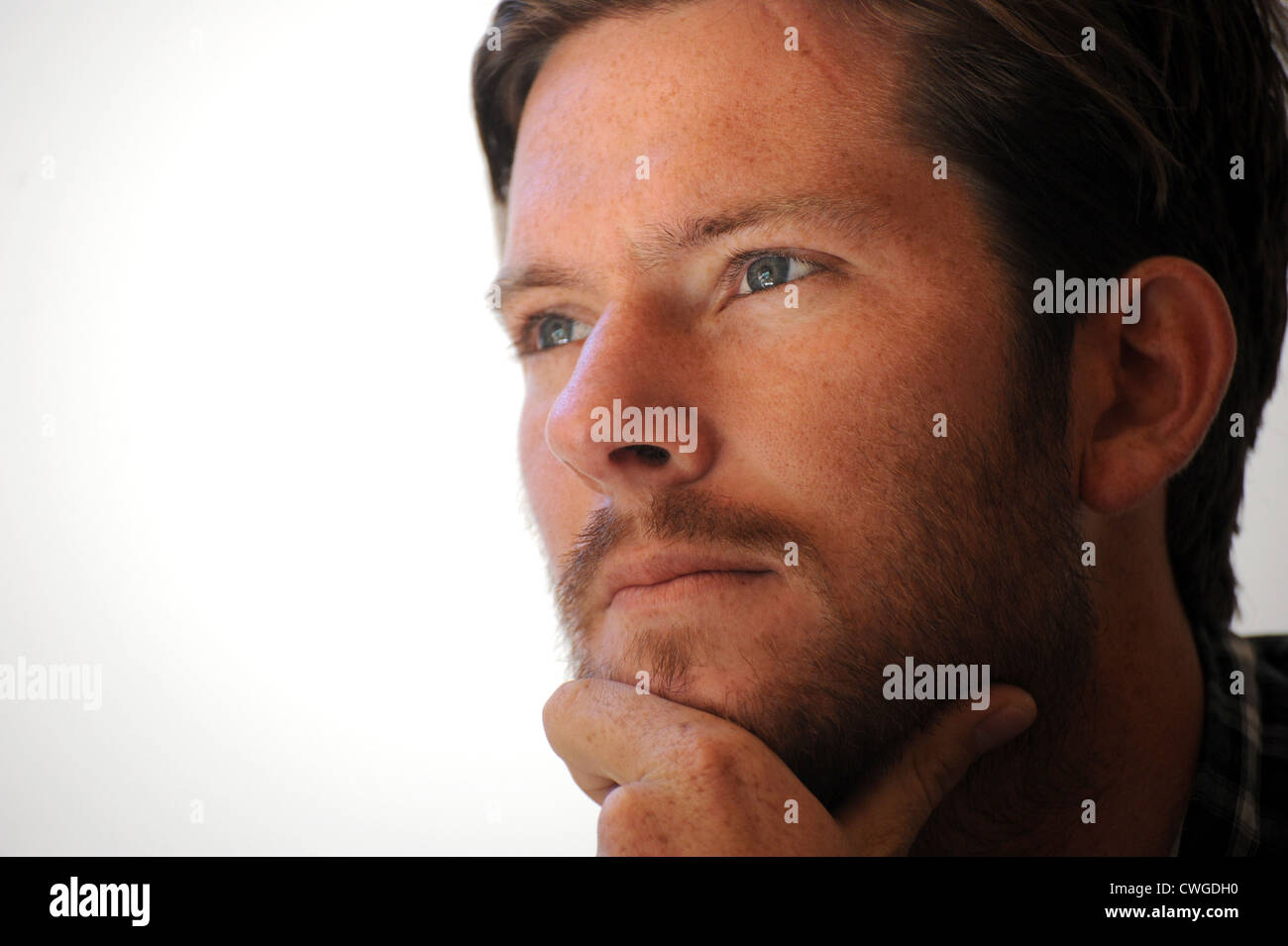 Junger Mann arbeiten denken Stockfoto