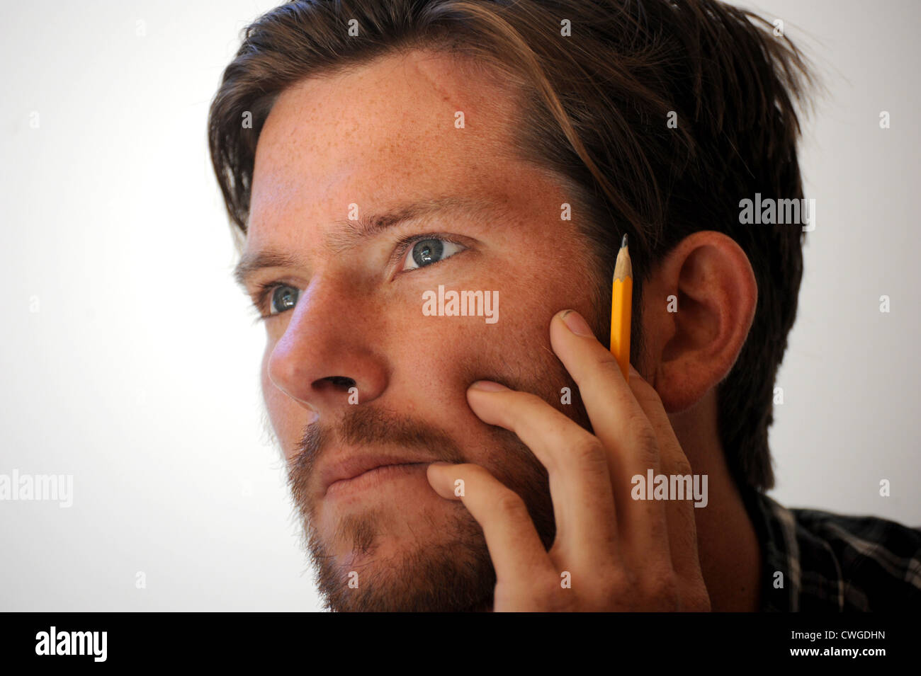 Junger Mann arbeiten denken Stockfoto