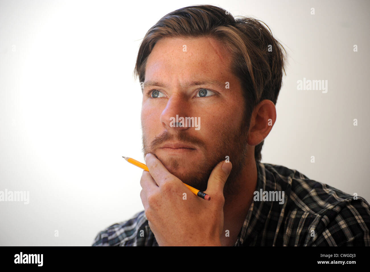 Junger Mann arbeiten denken Stockfoto