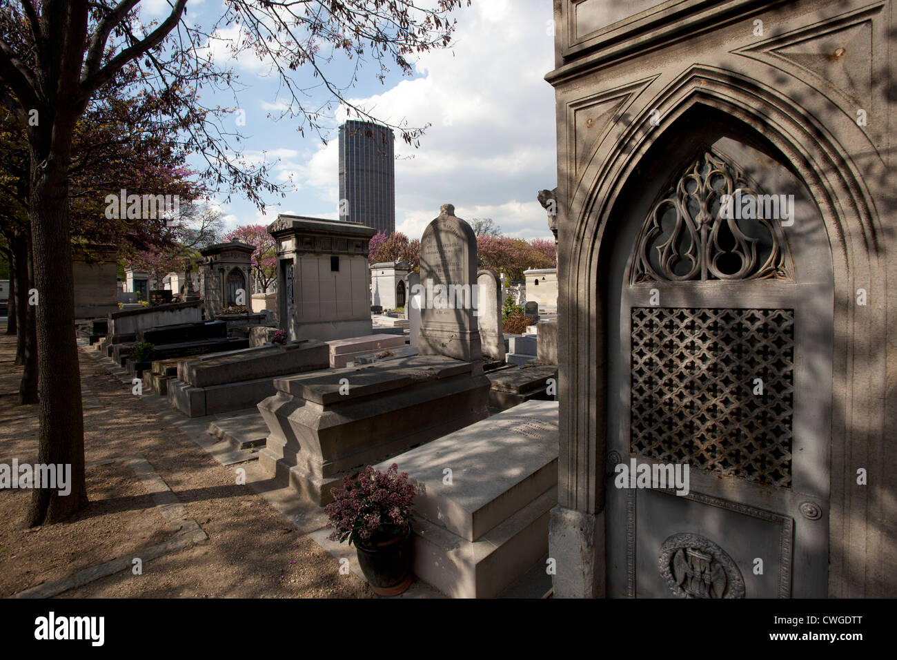Friedhof Montparnasse, Paris, Frankreich mit Tour Montparnasse im Hintergrund Stockfoto