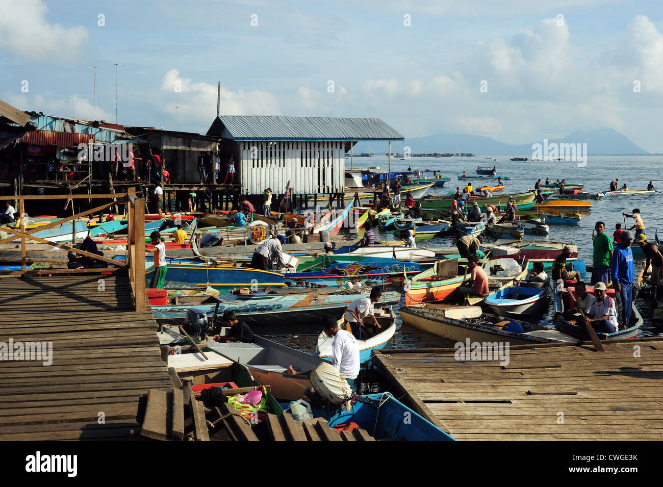 Malaysia, Borneo, Semporna, Rückkehr der Fischer auf dem Festland Stockfoto